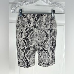 Alo Python Print Leggings Shorts Sz XS gym workout run